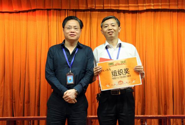 20170525034749932.jpg 調(diào)整大小 9、任建設(shè)副院長給機(jī)電工程系頒發(fā)組織獎(jiǎng).jpg
