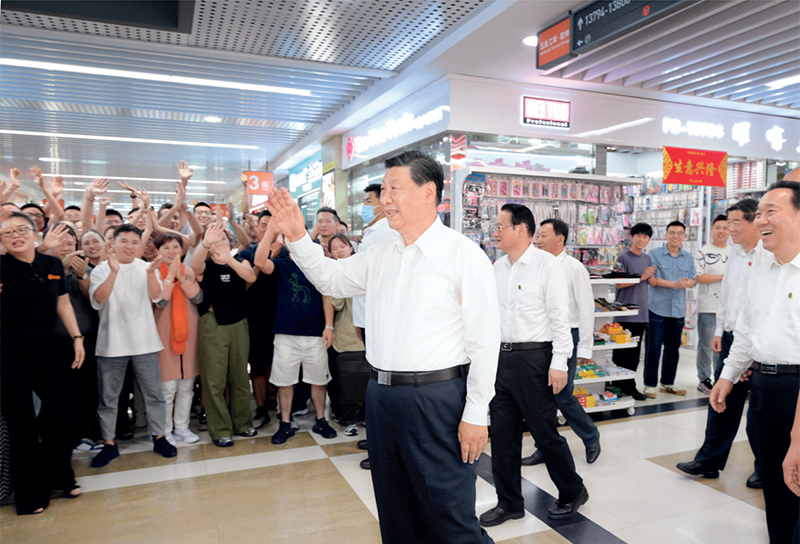2023年9月20日至21日，中共中央總書記、國家主席、中央軍委主席習(xí)近平在浙江考察。這是20日上午，習(xí)近平在義烏國際商貿(mào)城考察時，同商戶親切交流。 新華社記者 李學(xué)仁/攝